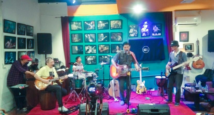 Grup band The Ayayay menggelar konser yang bertajuk Ada Apa Dunia di Maxi Cafe, Kemang, Jakarta Selatan, Jumat 25 Maret 2022. 