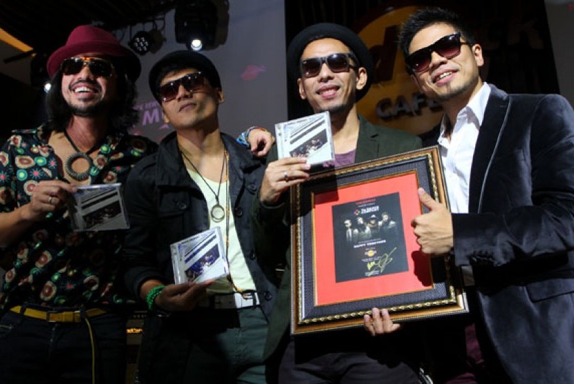 Grup band The Dance Company dengan personilnya (dari ki-ka) Ariyo Wahab (vokal), Nugie (drum), Pongky Subrata (bass), dan Baim (gitar) menunjukkan album terbaru di Jakarta, Kamis ( 13/3). Dalam album kedua yang berjudul Happy Together tersebut, TDC merilis