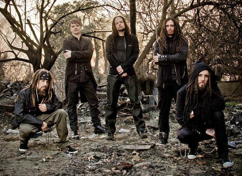 Grup musik heavy metal Amerika, KoЯn atau Korn mengumumkan personelnya Jonathan Davis telah positif Covid-19.