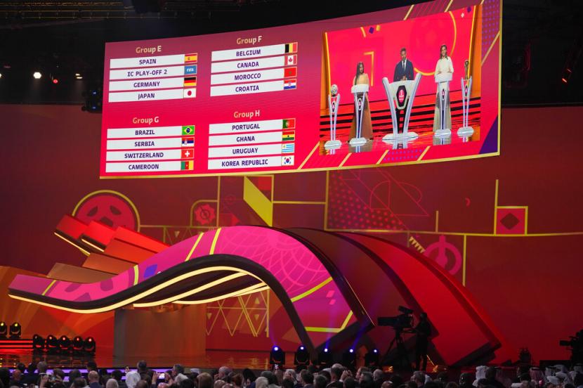 Grup E, F, G dan H dan ditampilkan di layar selama pengundian Piala Dunia sepak bola 2022 di Doha Exhibition and Convention Center di Doha, Qatar, Jumat, 1 April 2022.