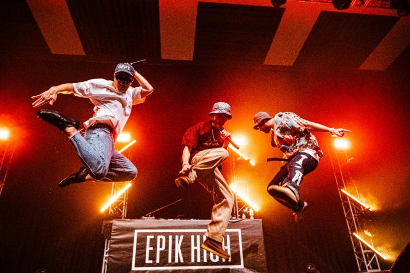 Grup hip hop alternatif asal Korea Selatan, Epik High menggelar konser bertajuk Epik High is Here in Jakarta di The Kasablanka, Kota Kasablanka, Jakarta Selatan, Sabtu (16/7/2022) malam.