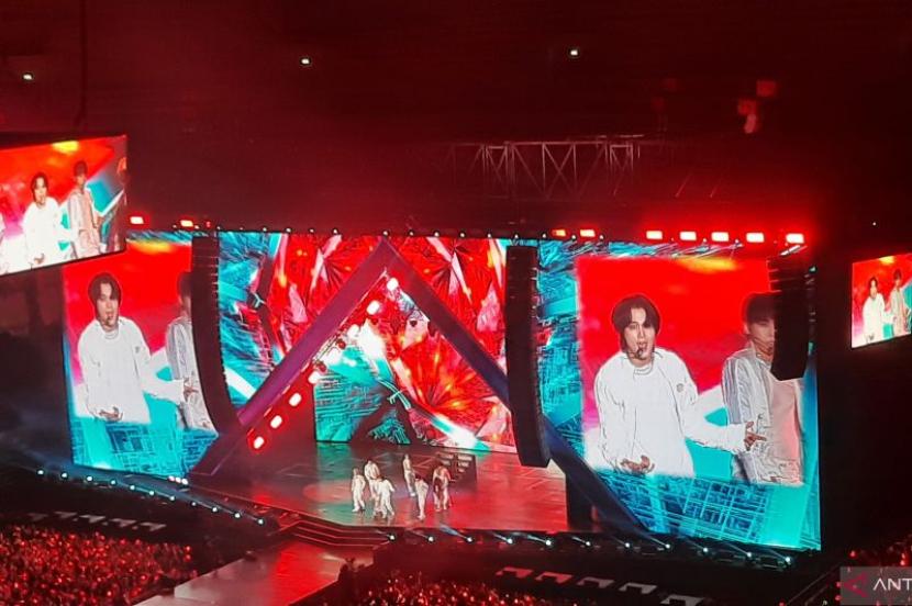 Grup idola K-pop NCT 127 dalam konser bertema 