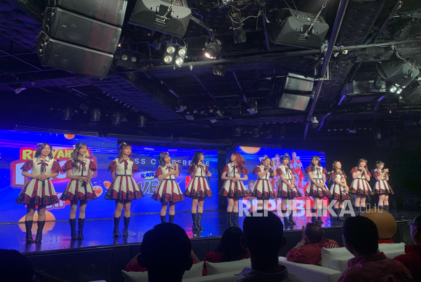 Grup JKT48. Salah satu kebiasaan JKT48 yang tak pernah absen sebelum tampil adalah momen ngemil bersama.