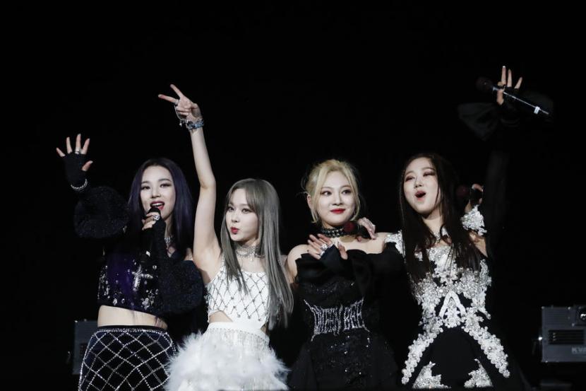 Grup K-pop Aespa bersiap untuk konser solo pertama mereka. Grup beranggotakan empat orang itu mengumumkan konser solo pertama mereka bertajuk 2023 aespa 1st Concert “SYNK : Hyper Line” di Korea.
