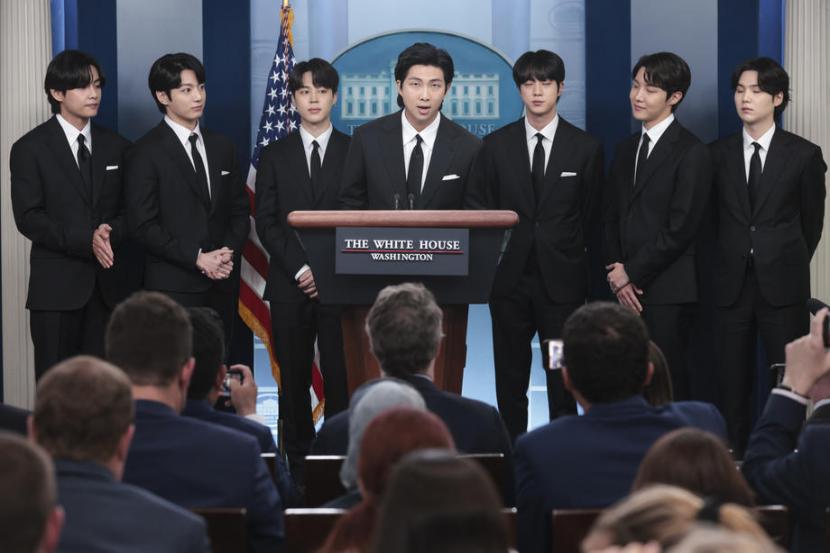 Grup K-pop BTS membuat penampilan khusus di konferensi pers Gedung Putih, sebelum bertemu Presiden AS Joe Biden, Selasa (31/5/2022) waktu AS. 