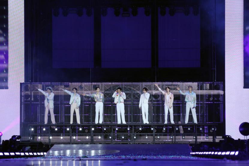 Grup K-pop BTS menggelar konser Permission To Dance On Stage-Seoul, Kamis (10/3/2022). Menteri Pertahanan Korea Selatan (Korsel) Lee Jong-sup mengatakan, bahwa K-pop ban Bangtan Sonyeondan (BTS) masih bisa tampil di luar negeri selagi bertugas dinas militer wajib negara.