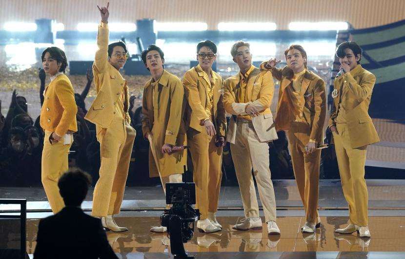Grup K-pop BTS awalnya berencana menghadiri 2022 Grammy Awards di AS sebagai kegiatan resmi pertama mereka setelah beristirahat. 