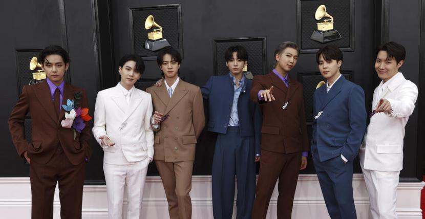 Grup K-pop BTS saat menghadiri Grammy Awards di AS, 3 April 2022. RM membahas masa depan BTS di acara bincang-bincang yang dipandu Suga.