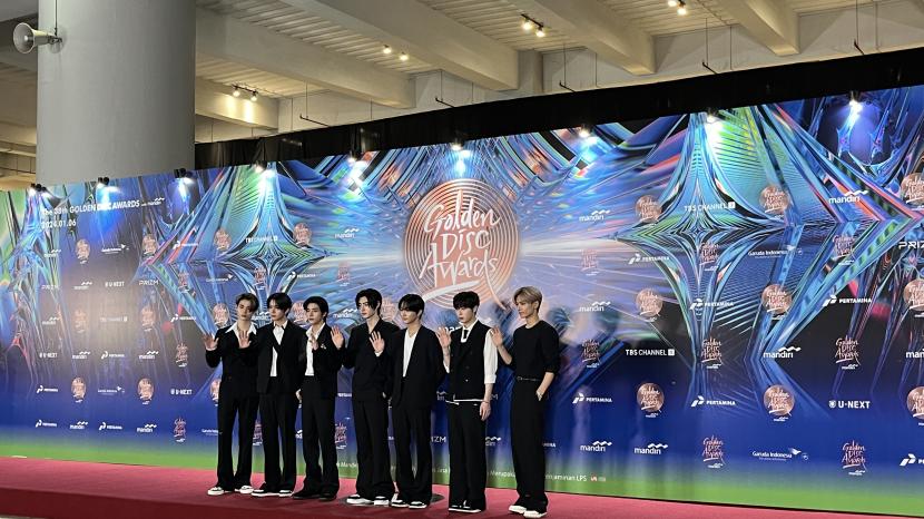 Grup K-pop Enhypen di red carpet Golden Disc Awards (GDA) 2024 di JIS, Jakarta, Sabtu (6/1/2024).