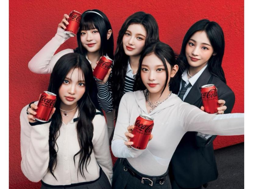 Grup K-pop NewJeans mempromosikan produk Coca Cola. Iklan ini dikecam habis-habisan karena produk tersebut diduga pro Israel. 