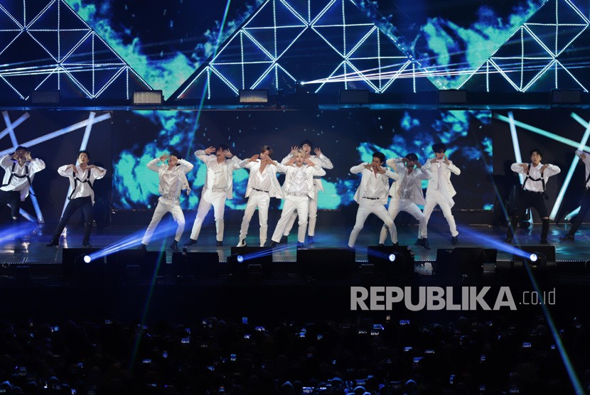 Grup K-pop Super Junior menghibur para penggemarnya saat menggelar konser di ICE BSD, Tangerang, Banten. Super Junior kembali dan mendominasi tangga lagu iTunes dengan album baru mereka. Ilustrasi.