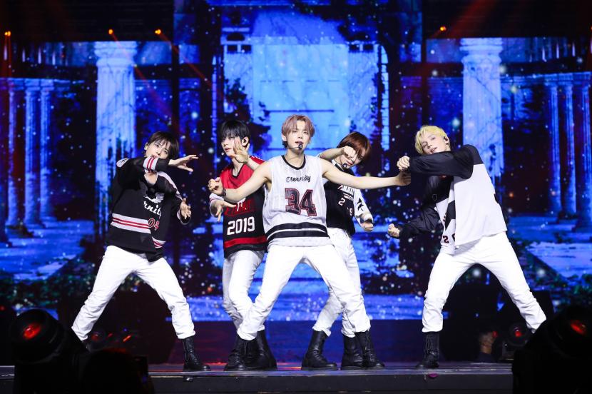 Grup K-pop Tomorrow X Together (TXT) menggelar konser Tomorrow X Together World Tour: Sweet Mirage in Jakarta” di Beach City International Stadium, Ancol, Jakarta Utara, Rabu (9/7/2023) malam.