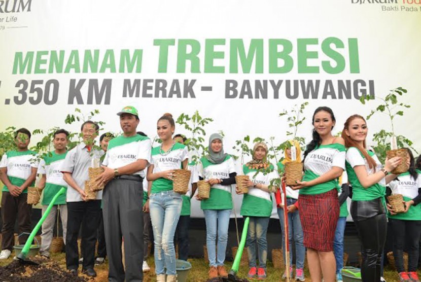 Grup Mahadewi melakukan aksi penghijauan di Jalur Pantura