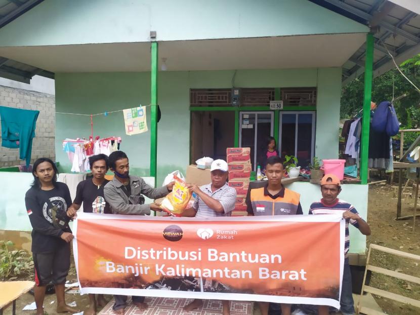 Grup Mewah (menjalin ukhuwah) yang merupakan Grup Silaturahim artis yang terdiri dari Tommy Kurniawan, Teuku Wisnu , Shiren Sungkar dan artis lainnya bekerjasama dengan Rumah Zakat menyalurkan bantuan untuk warga terdampak yang terdiri dari 190 paket sembako untuk warga di 4 Dusun.