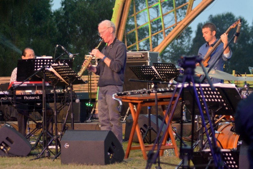 Grup musik asal Amerika Serikat Charged Particles tampil pada ajang Jazz Gunung Bromo 2017 di Jiwa Jawa Resort Probolinggo, Jawa Timur, Jumat (18/8). 