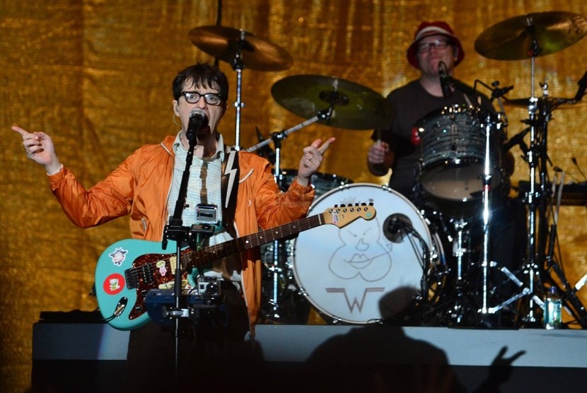 Grup musik asal Amerika, Weezer beraksi menghibur penggemarnya dalam konser di Lapangan Senayan, Jakarta, Selasa (8/3).  (Republika/Agung Supriyanto)