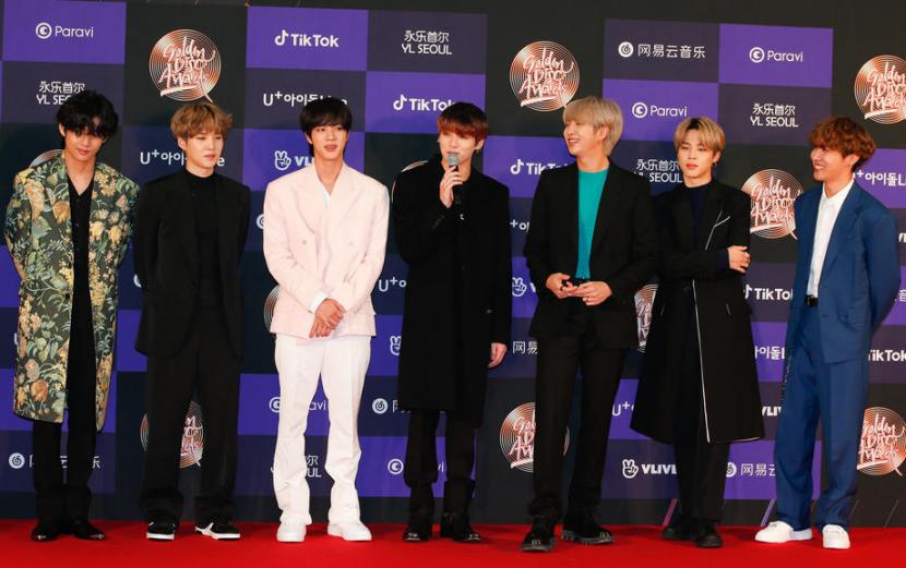 Grup musik asal Korea BTS meraih penghargaan Nickelodeon Kids Choice Award sebagai grup musik favorit.