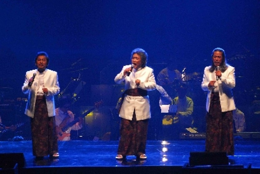 Grup musik Bimbo beraksi dalam konser bertajuk 'Ramadhan in Harmony' di Plenary Hall-JCC, Jakarta.