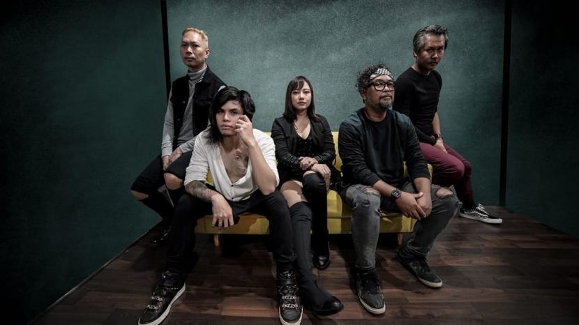 Grup musik Cokelat memperkenalkan vokalis baru, Aiu Ratna, lewat versi terkini lagu Anak Garuda. 