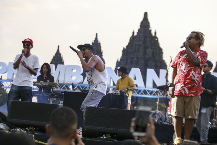 Grup musik Jogja Hip Hop Foundation yang berkolaborasi dengan Jazz Mben Senen tampil dalam acara Prambanan Jazz Festival 2019 di kawasan Taman Wisata Candi Prambanan, Sleman, DI Yogyakarta, Jumat (5/7/2019). 