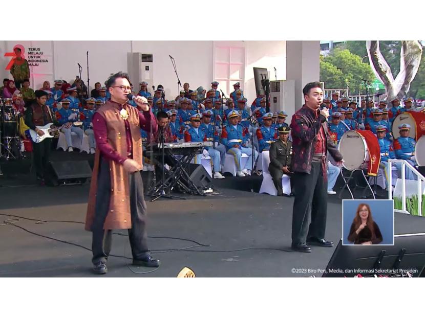 Grup musik Kahitna saat tampil di Upacara Penurunan Bendera Sang Merah Putih di Istana Merdeka pada Kamis (17/8/2023).