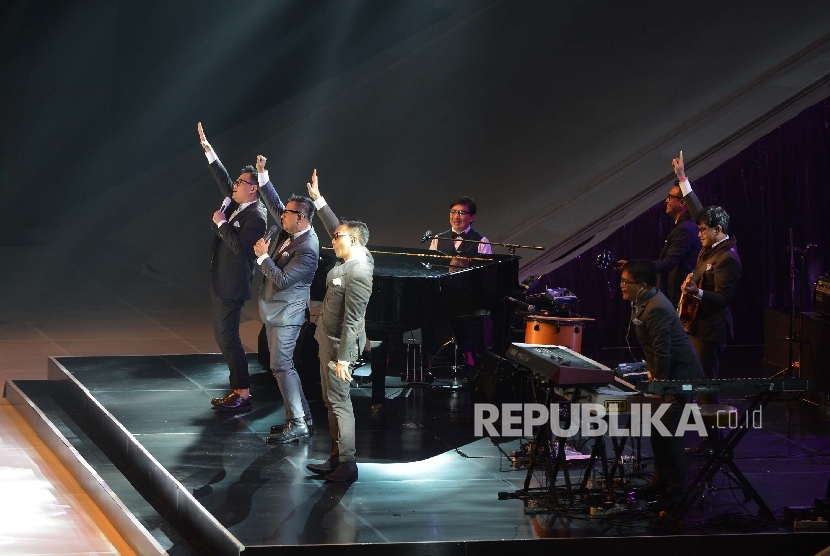 Grup musik Kahitna tampil di Konser 30 Tahunnya yang diadakan di Jakarta Convention Centre, Jakarta, Sabtu (13/2). 