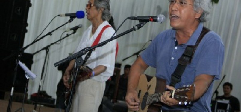 Grup musik Kantata Barock, yakni Iwan Fals (kanan) dan Setiawan Djody (kiri) saat latihan jelang konser. Kantata Barock akan menggelar konser akbar pada (30/12) di Gelora Bung Karno, Jakarta. 