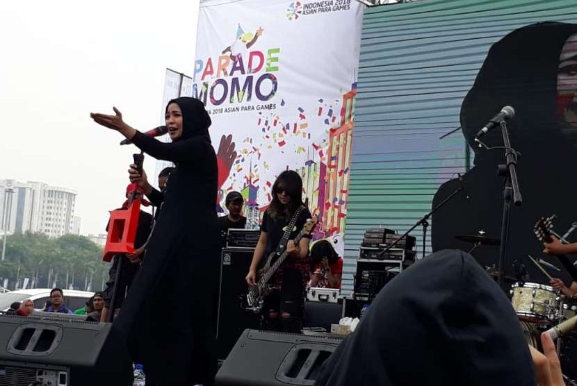 Grup musik Kotak menjadi pengisi acara utama di panggung hiburan Parade Momo di Lapangan Monas, Jakarta, Ahad (23/9). 