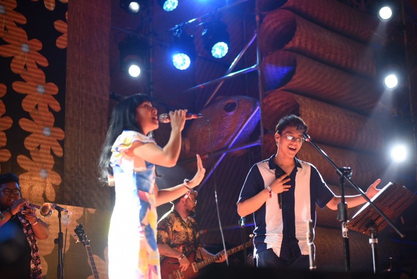 Grup musik Mocca berkolaborasi dengan musisi Ardhito Pramono di panggung All Time Stage Soundrenaline 2019, Ahad (8/9) petang. 