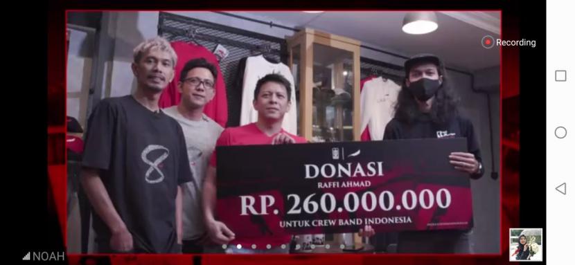 Grup musik Noah menyerahkan donasi sebesar Rp 700 juta untuk Crew Band Indonesia yang terdampak pandemi Covid-19, Rabu (7/10). Donasi merupakan hasil pelelangan vinyl emas album Keterkaitan Keterikatan, pelelangan gelang Ariel, penjualan masker eksklusif Noah, dan sumbangan dari sejumlah pihak. 