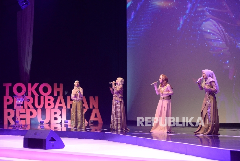 Grup Musik Noura saat malam anugerah Tokoh Perubahan Republika 2016 di Jakarta, Selasa (25/4). 