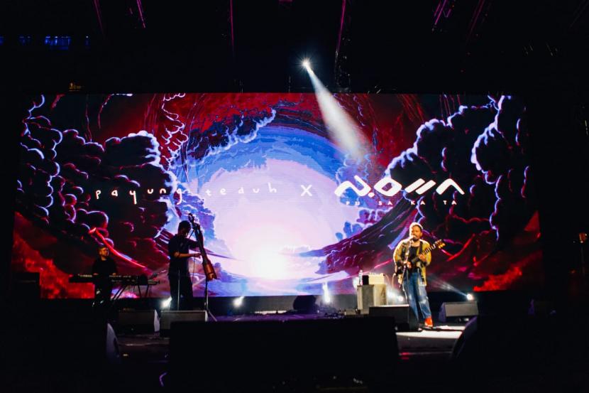 Grup musik Payung Teduh tampil bersama Pusakata di satu panggung pada hari kedua Synchronize Fest 2022 di Gambir Expo, Kemayoran, Jakarta, Sabtu (8/10/2022).