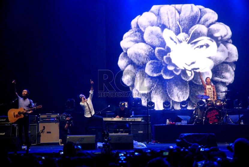  Grup musik rock legendaris Slank menghibur ribuan penggemarnya dalam konser 30 tahun Slank di Stadion Utama Gelora Bung Karno, Jakarta, Jumat (13/12). (Republika/Agung Supriyanto)