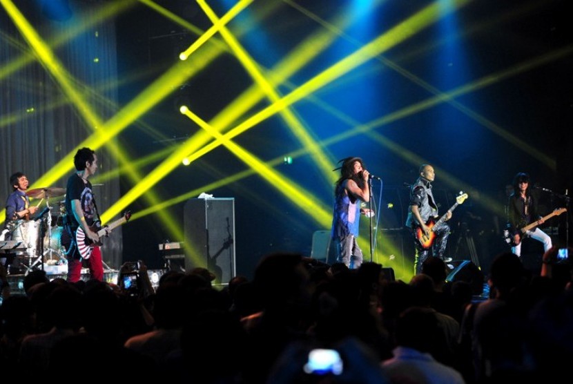 Grup musik Slank beraksi dalam konser Slank 