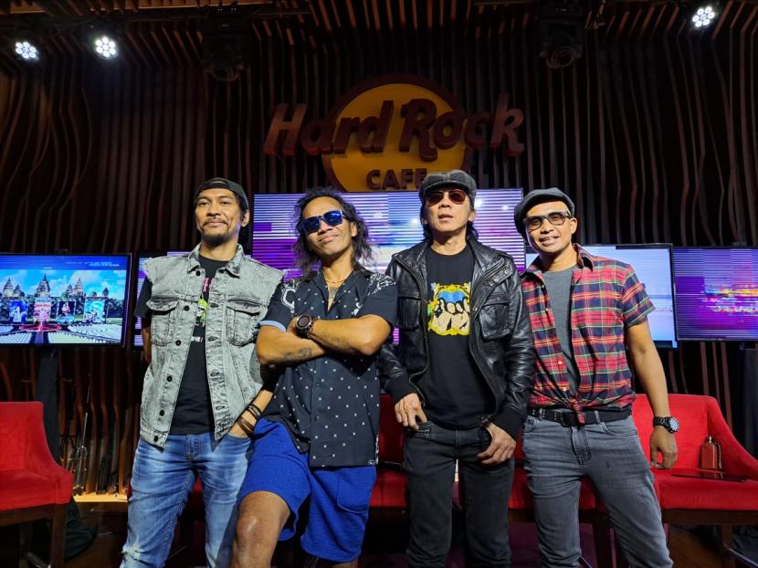 Grup musik Slank memberikan keterangan mengenai tur konser Smile Indonesia pada konferensi pers di Hard Rock Cafe Jakarta, Kamis (13/10).