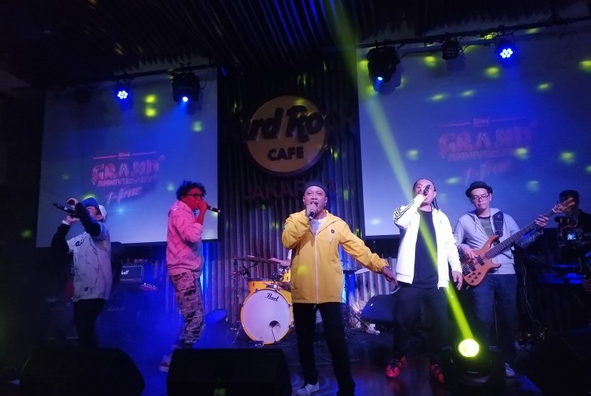Grup musik T-Five merayakan 20 tahun karier musik bersama T-Fivers di Hard Rock Cafe, Jakarta, Kamis (5/12) petang.  T-Five hadirkan single terbaru, 