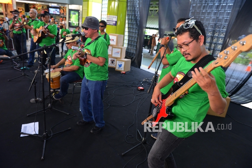 Grup Orkes Pancaran Sinar Petromaks (PSP) bermain musik dalam aksi kampanye Ngamen Anti Korupsi yang diselenggarakan di Stasiun Gambir, Jakarta, Jumat (13/5).  (Republika/Raisan Al Farisi) 