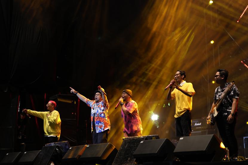 Grup rap Fade2Black tampil dalam ajang Everblast Festival di Gambir Expo, Kemayoran, Jakarta, Sabtu (4/3/2023). Dalam penampilannya Fade2Black membawakan lagu Kroncong Protol dan Ya Sudahlah.