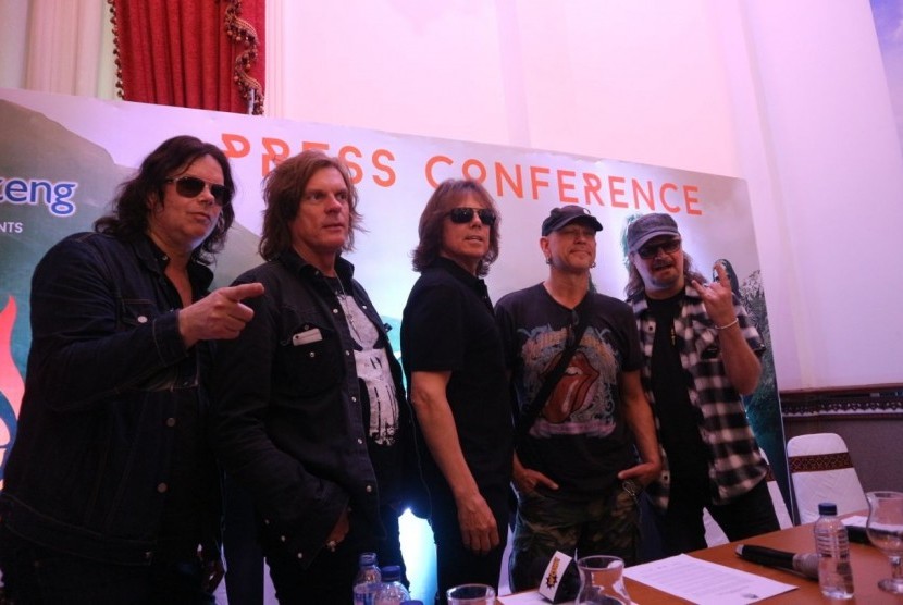 Grup Rock asal Swedia, Europe, dalam konferensi pers di Kantor Bupati Boyolali, Kabupaten Boyolali, Jawa Tengah, Jumat (11/5).