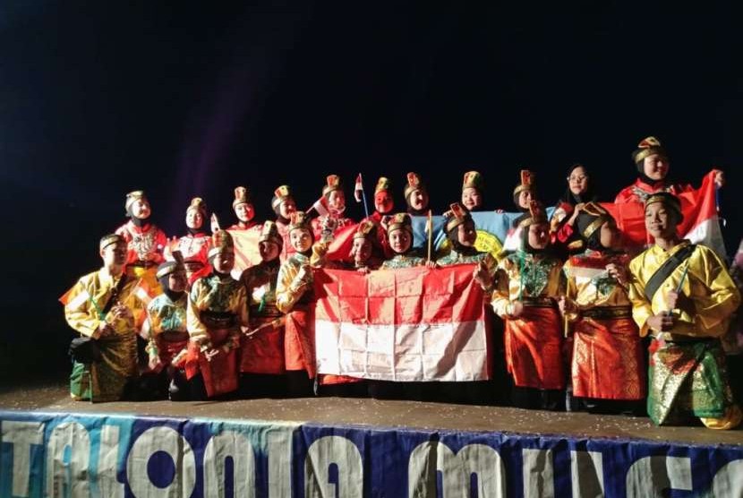 Grup seni SMP Labschool Cibubur, Danadyaksa Budayameraih penghargaan bergengsi pada acara International Arts Festival “Mediterranean Legends” 2018, yang dilaksanakan di Kota Costa Brava, Spanyol, yang diadakan 22–29 September 2018, dengan memboyong penghargaan Grand Prix nominasi Ethnic Dance dan Juara II nominasi Folk Dance.