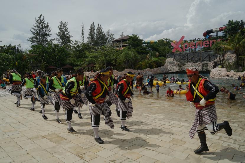 Grup Tari Badui beraksi di Jogja Bay Water Park, Sleman, D.I Yogyakarta, Sabtu (1/1/2022). Jogja Bay Water Park merupakan salah satu destinasi wisata di Yogyakarta yang ramai dikunjungi wisatawan saat libur tahun baru 2022.