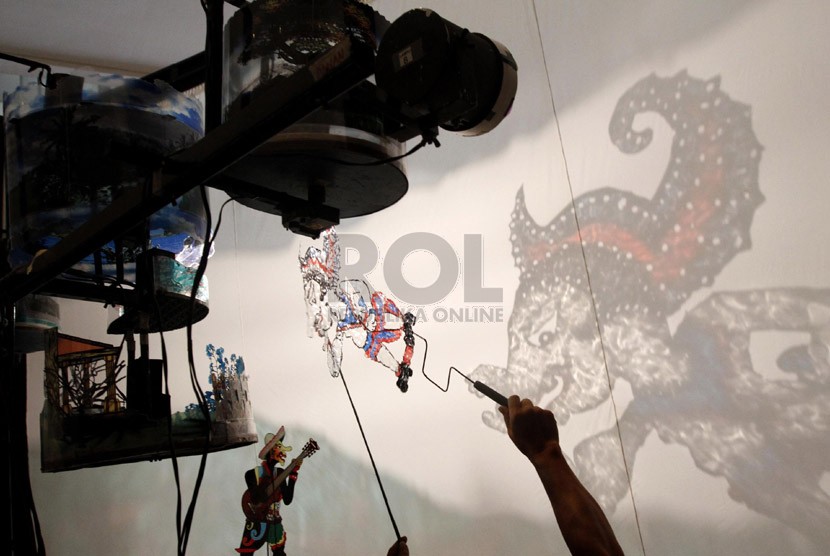  Grup wayang Tavip mempertunjukan wayang kontemporer di Museum Nasional, Jakarta Pusat, Ahad, (7/10).   (Adhi Wicaksono)