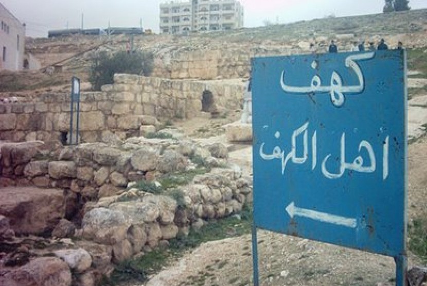Terdapat banyak pendapat tentang kisah ashabul kahfi.  Gua Ashabul Kahfi di Yordania.