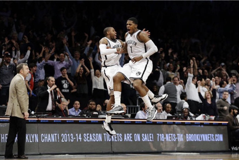 Guard Brooklyn Nets, Joe Johnson (kanan), bersama rekannya guards C.J. Watson meloncat gembir setelah tembakannya di detik terakhir membawa Nets menang tipis 113-111 dari Milwaukee Bucks pada laga NBA di Barclays Center, New York, Selasa (19/2). 