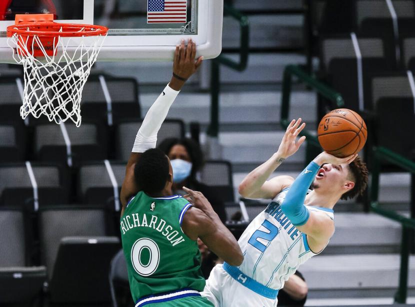 Guard Charlotte Hornets, LaMelo Ball (kanan).