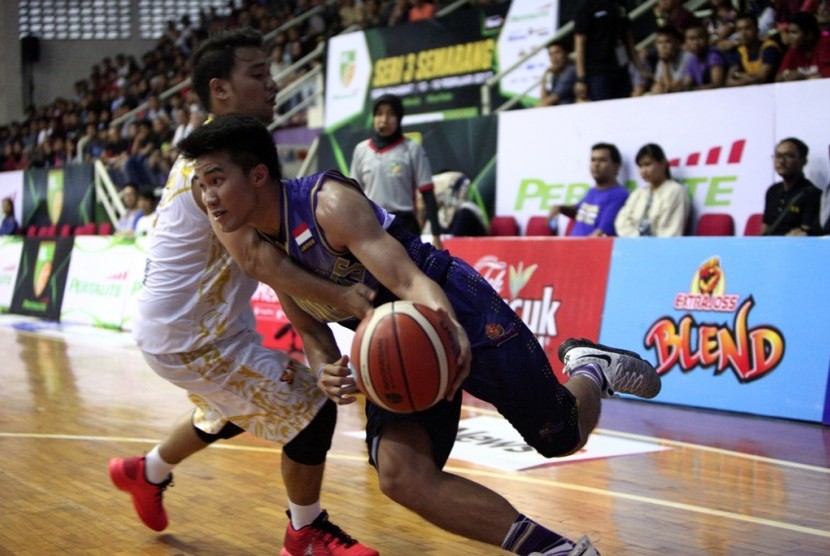 Guard CLS Knights Katon Adjie Baskoro (kanan) berusaha melewati pemain Bima Perkasa Jogjakarta dalam pertandingan Seri III IBL Pertalite di GOR Sahabat Semarang, Jumat (10/2).