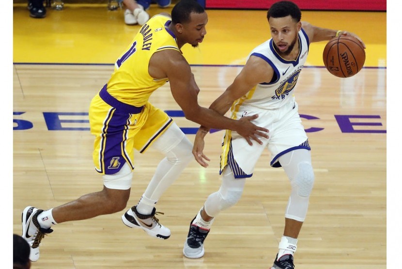 Guard Golden State Warriors Stephen Curry (kiri) dijaga guard Los Angeles Lakers Avery Bradley. (ilustrasi)