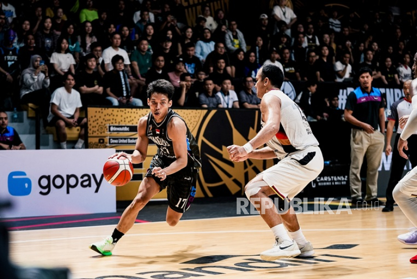 Guard Hangtuah Jakarta Fisyaiful Amir (kiri) mencoba melewati guard Dewa United Banten Kaleb Ramot Gemilang dalam gim 3 putaran pertama playoff IBL 2025 di Dewa United, Arena, Tangerang, Ahad (6/7/2025) malam