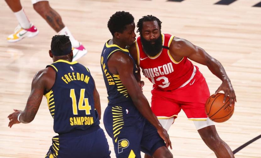 Guard Houston Rockets James Harden (kanan) berusaha melewati guard Indiana Pacers Victor Oladipo dalam pertandingan NBA.