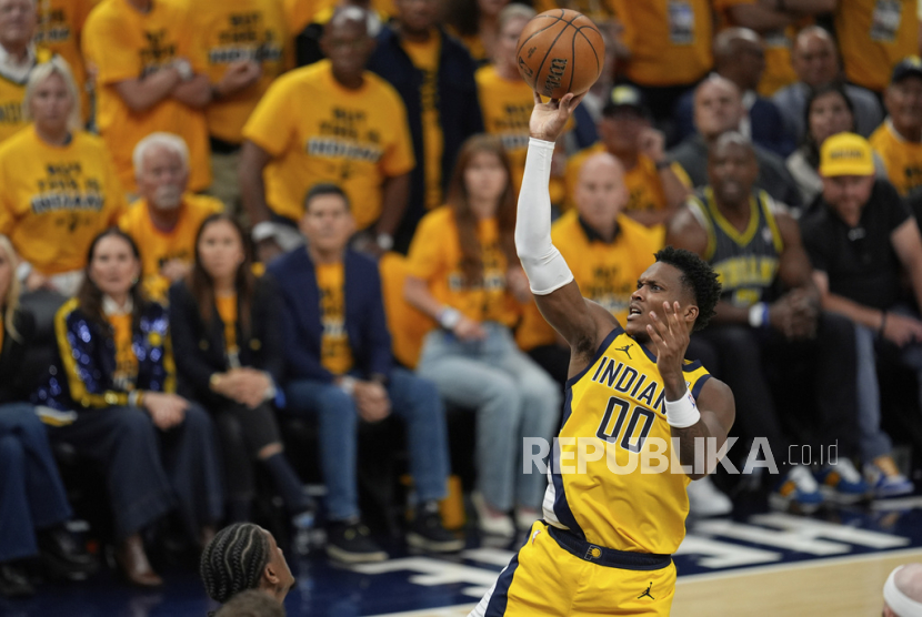 Guard Indiana Pacers Bennedict Mathurin melepaskan tembakan melawan Oklahoma City Thunder pada pertandingan ketiga seri final NBA, Kamis, 12 Juni 2025 WIB, di Indianapolis.